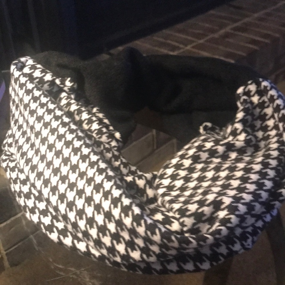 Black and white infinity neck wrap
